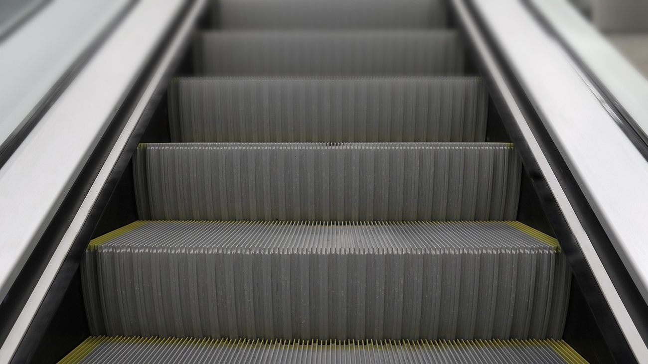 Un niño resulta herido al engancharse el cordón de su zapatilla en una escalera mecánica en Barcelona