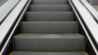 Un niño resulta herido al engancharse el cordón de su zapatilla en una escalera mecánica en Barcelona