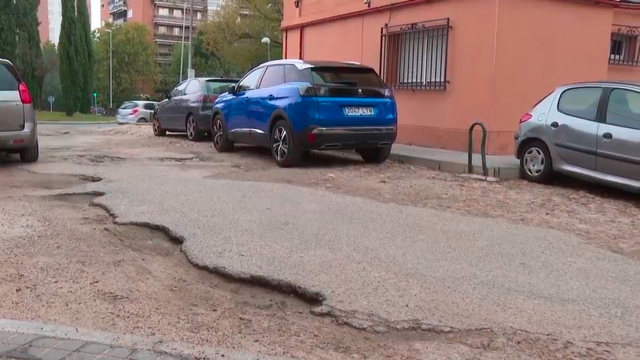 Vecinos y Ayuntamiento Madrid celebran la rehabilitación de la colonia Orisa: "Queremos hacer la zona más segura para todos"