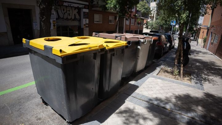 Cubos de basura en una calle de Madrid