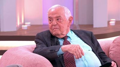 Juan, el ginecólogo de 86 años que ha traído al mundo a tres generaciones de su familia