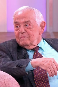 Juan, el ginecólogo de 86 años que ha traído al mundo a tres generaciones de su familia