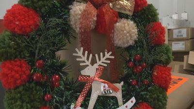 Conocemos a Noelia, heredera del puesto número 1 en el Mercado Navideño de Plaza Mayor