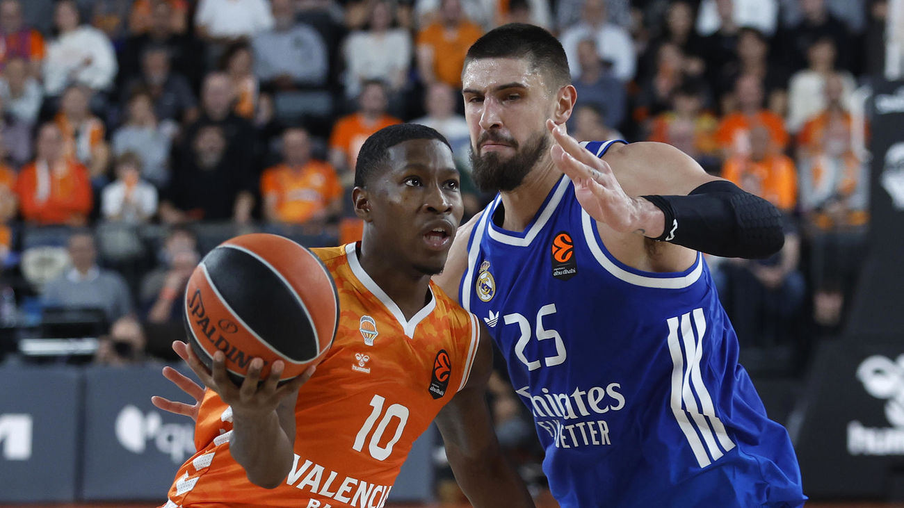 Alex Len ante el Valencia Basket