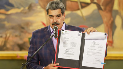 Maduro ordena crear comandos de defensa en caso de "lucha armada" ante el despliegue de EEUU en el Caribe