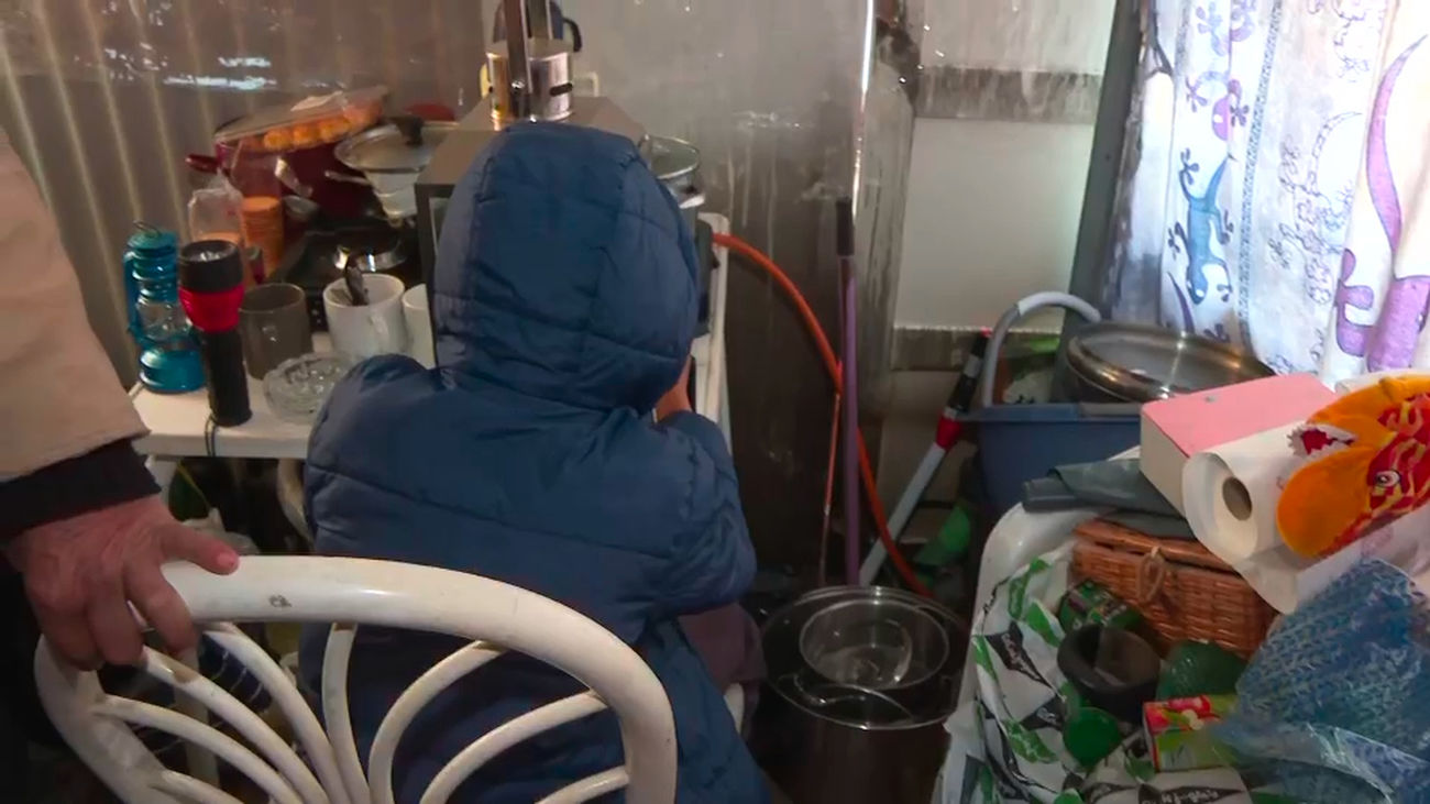 La tragedia sacude a Rosita, José y su nieto Eduardo: viven en una chabola tras incendiarse su casa, propiedad de Adif