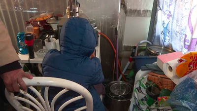 La tragedia sacude a Rosita, José y su nieto Eduardo: viven en una chabola tras incendiarse su casa, propiedad de Adif