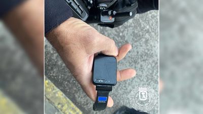 Pillado en Usera con dos órdenes de alejamiento y la pulsera antimaltrato manipulada en el bolsillo