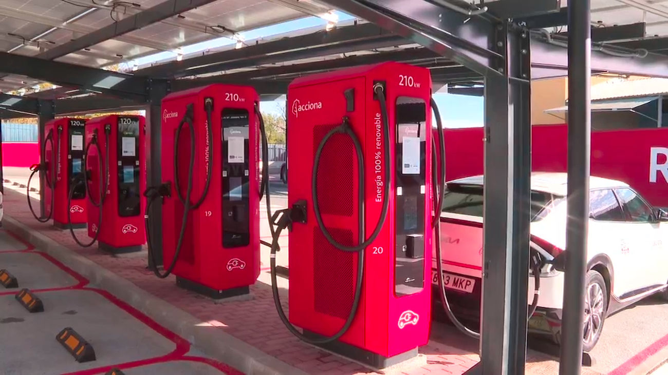 Madrid inaugura en Vicálvaro la electrolinera pública más grande de la capital