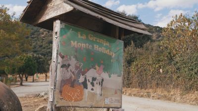 Niños y mayores se acercan al mundo del granjero en La Granja Monte Holiday