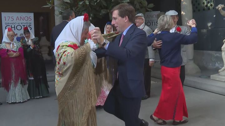 Almeida bailando chotis / TeleMadrid