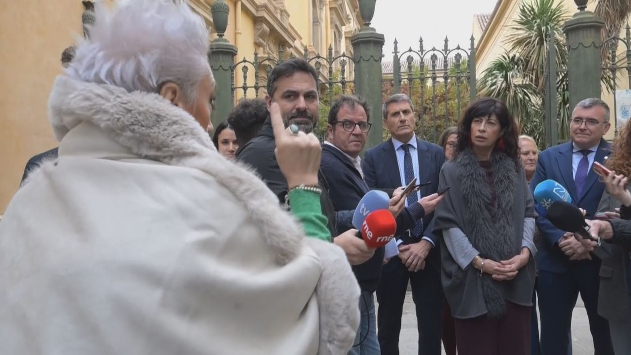 La presidenta de una asociación contra la violencia machista increpa a Redondo como de "cómplice de maltratadores"