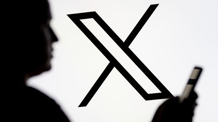 Bruselas multa a X con 120 millones por engañar a sus usuarios con la marca azul de verificación