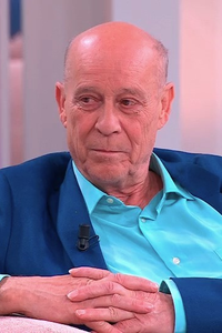 Julián, viudo reciente, busca una nueva oportunidad en el amor