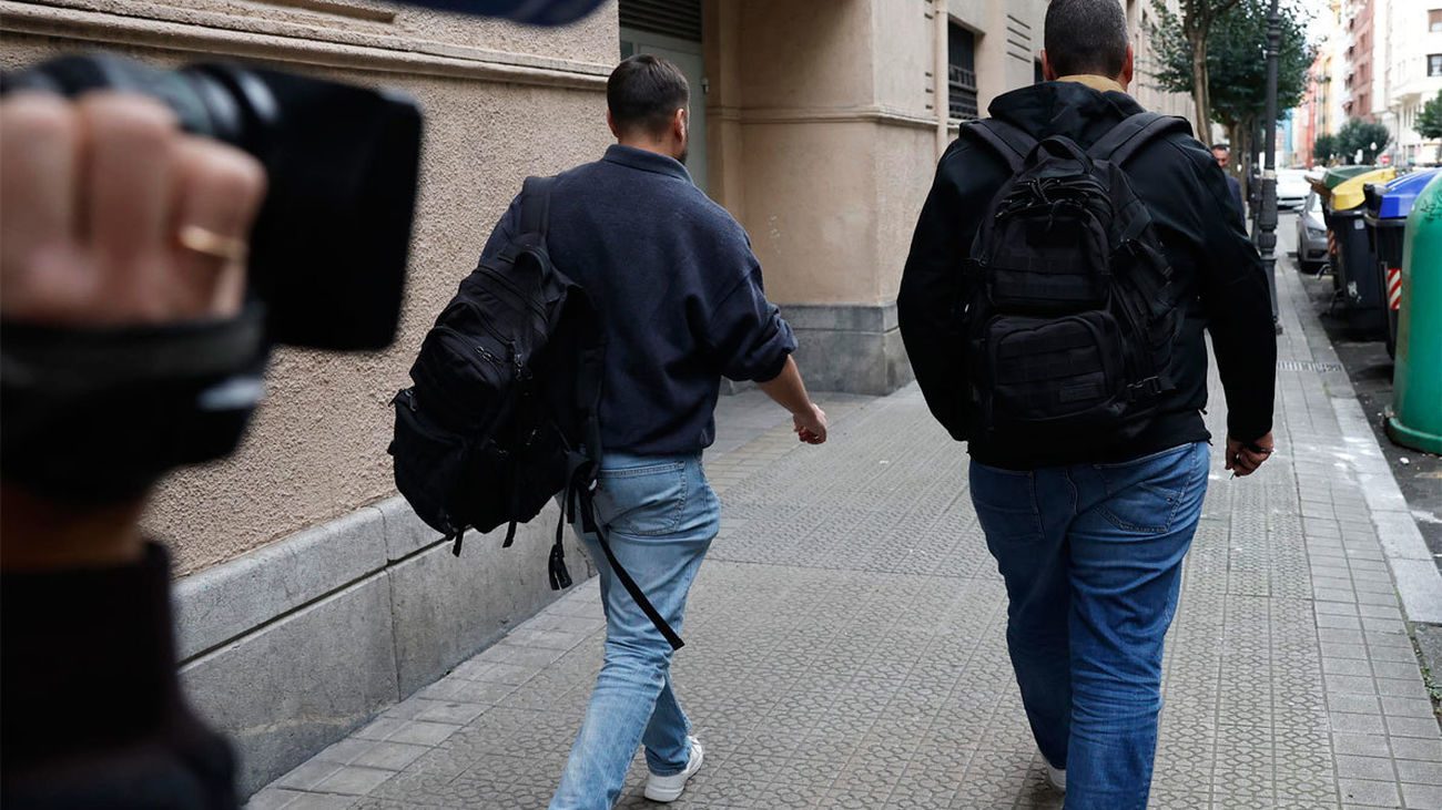 La UCO saca varias mochilas tras el registro de la sede de Acciona en Bilbao