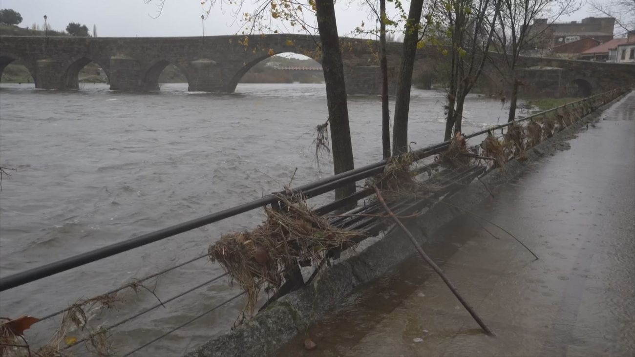 El río Tormes se desborda en El Barco de Ávila en plena alerta por la borrasca Claudia