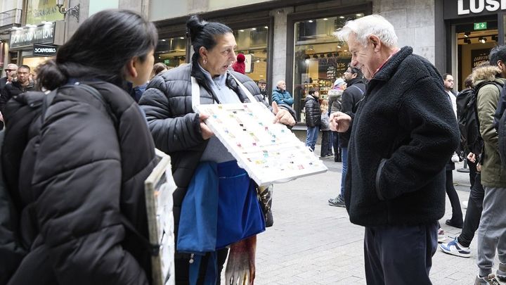 EuropaPress_6433075_hombre_loteria_sorteo_extraordinario_nino_mujer_enero_2025_madrid_espana / EuropaPress