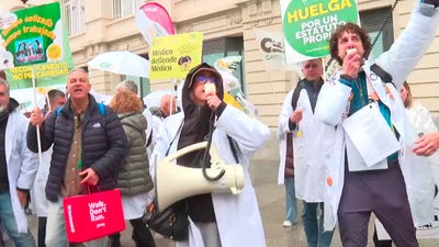 Los médicos vuelven a la calle para reclamar a Mónica García un estatuto propio que reconozca su singularidad