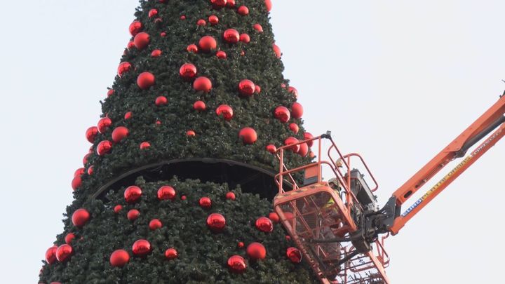 ¿Conoces cómo se monta el árbol de Navidad de la Puerta del Sol?