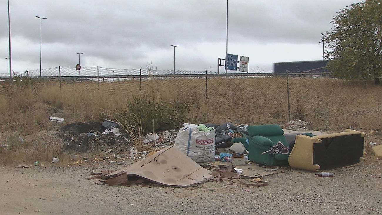 Denuncian vertidos ilegales en un antiguo camino junto a la Radial 5 en Fuenlabrada