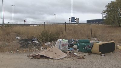 Denuncian vertidos ilegales en un antiguo camino junto a la Radial 5 en Fuenlabrada