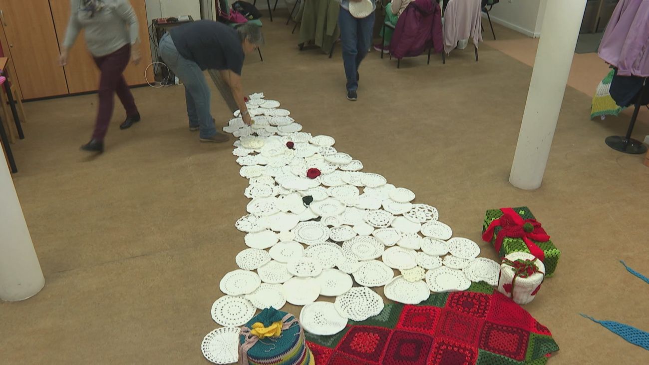 Mujeres de Colmenarejo elaboran un árbol de Navidad de ganchillo
