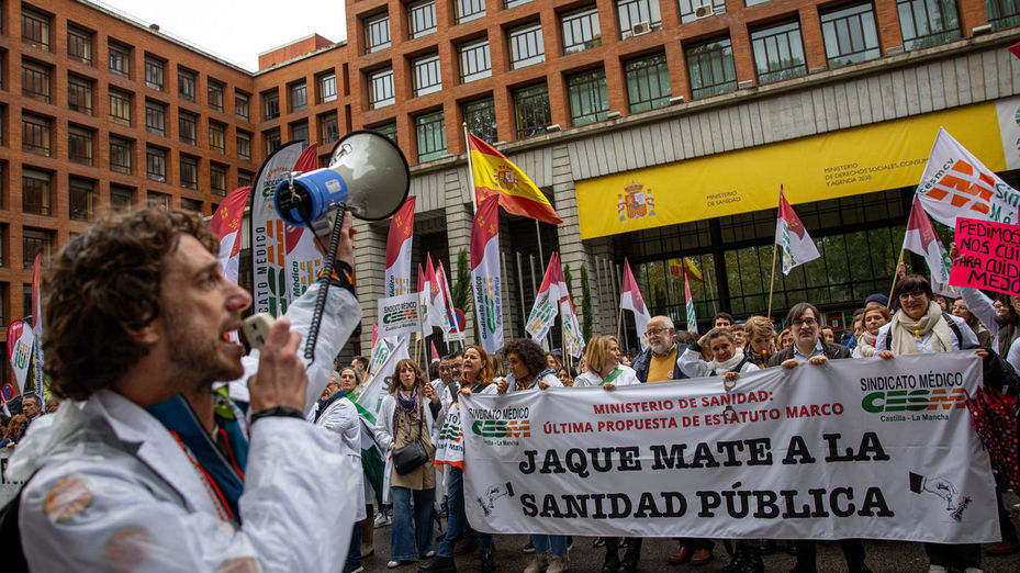 Los sindicatos convocan huelga indefinida del personal sanitario por el Estatuto Marco