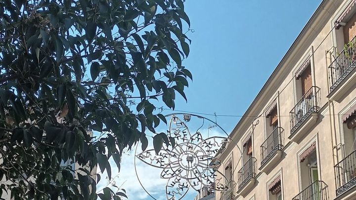 Instalación de luces de navidad en el barrio de las letras / EUROPA PRESS