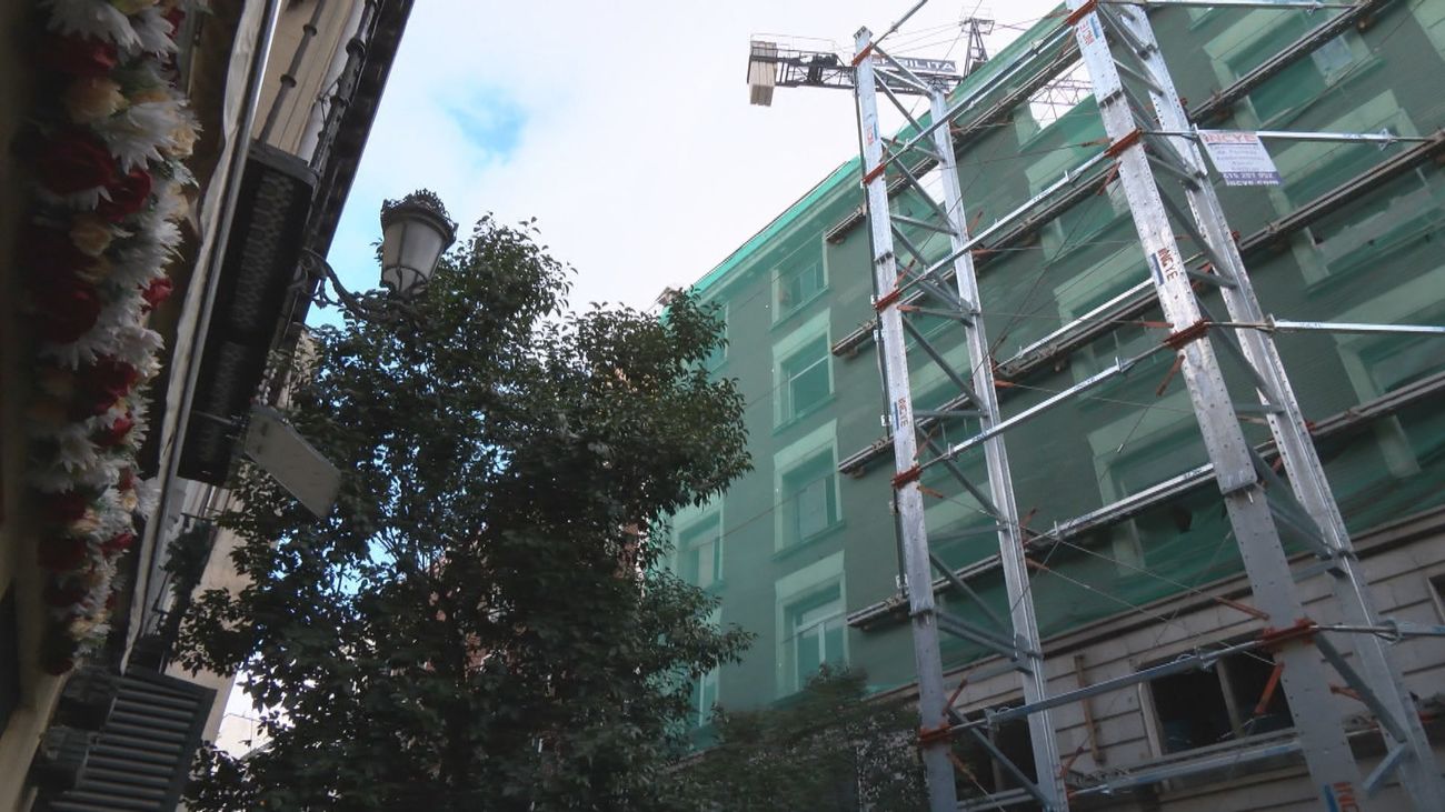 Los comercios de la calle de las Hileras luchan por sobrevivir tras el trágico derrumbe