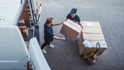 Adecco busca 2.400 repartidores en España, con más de 500 vacantes semanales en Madrid