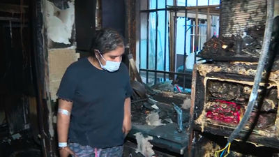 Un incendio calcina una vivienda en La Latina y una pareja lo pierde todo: "Pensé que no salíamos con vida"