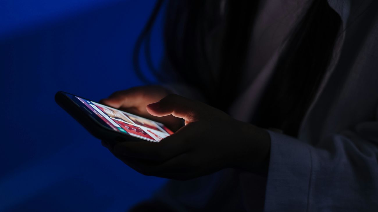 Un adolescente con un teléfono móvil