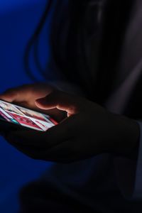 Un adolescente con un teléfono móvil