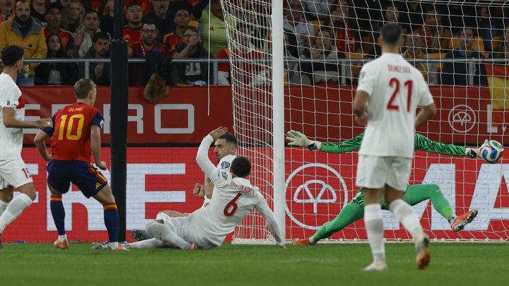 Dani Olmo marca a Turquía / EFE