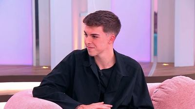 Juan emociona en redes con los vídeos junto a su abuela Paca y acude a rendirle homenaje