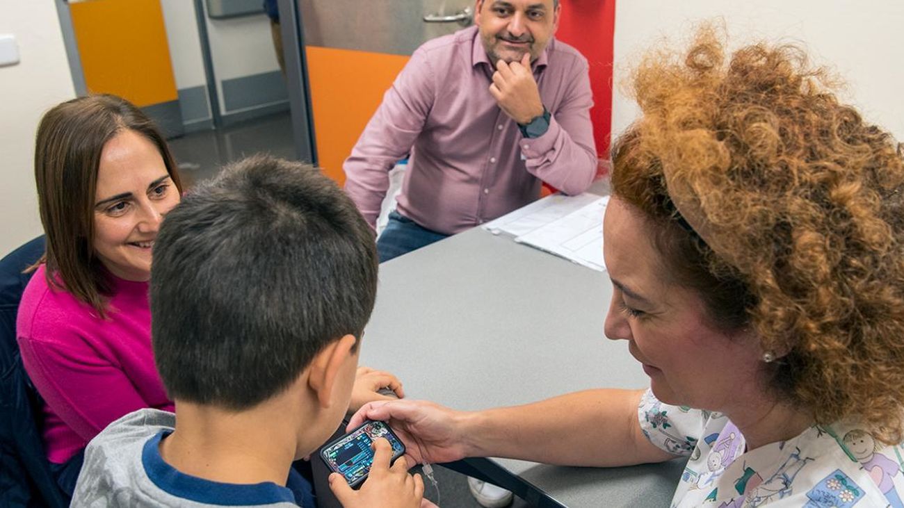El Hospital de Getafe coloca su bomba de insulina número 100 a un niño