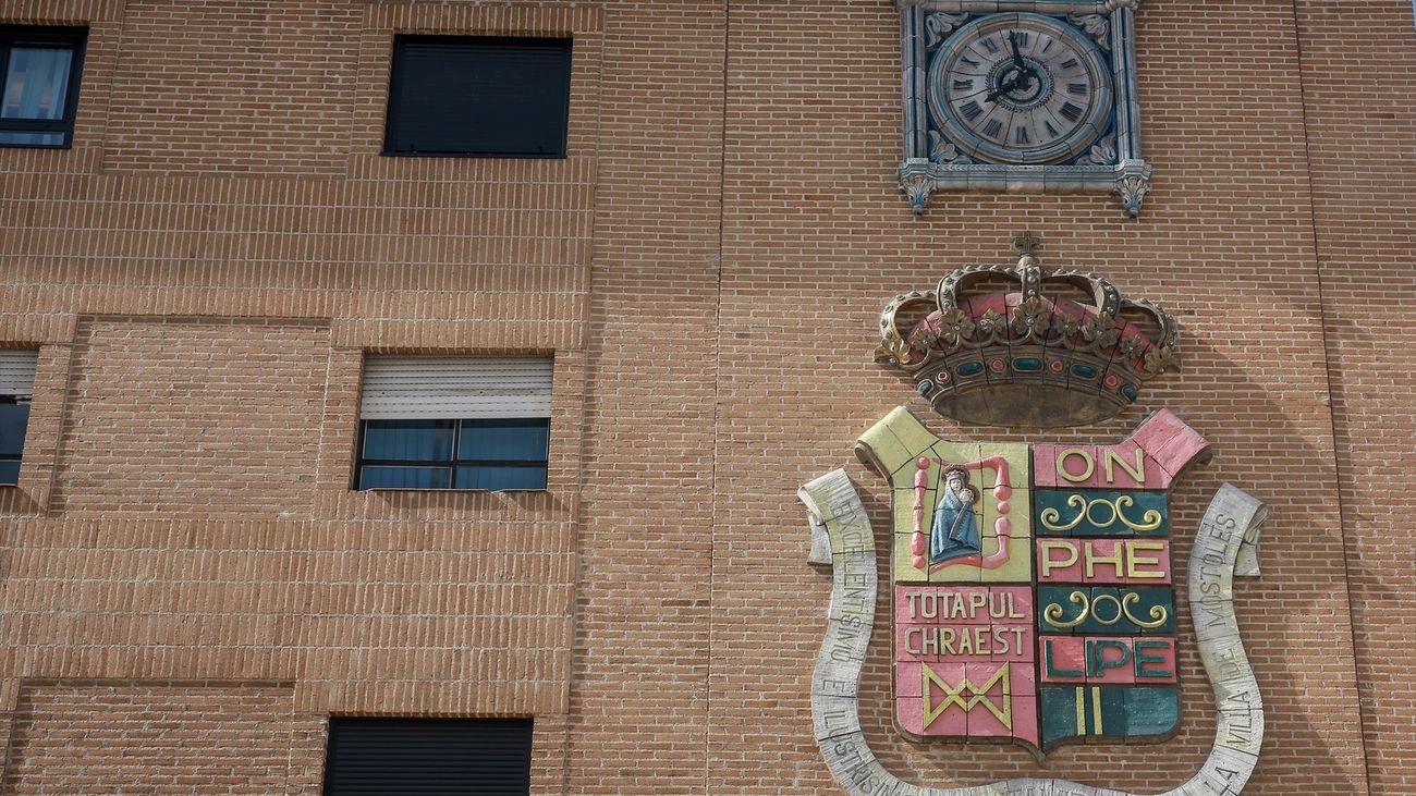 Detalle del escudo de la fachada del Ayuntamiento de Móstoles