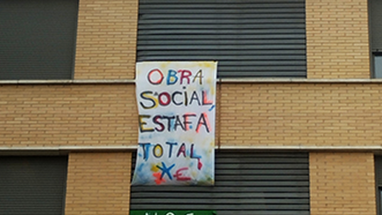 Pancarta en un edificio de la calle Mazaterón, en el Ensanche de Vallecas, Villa de Vallecas