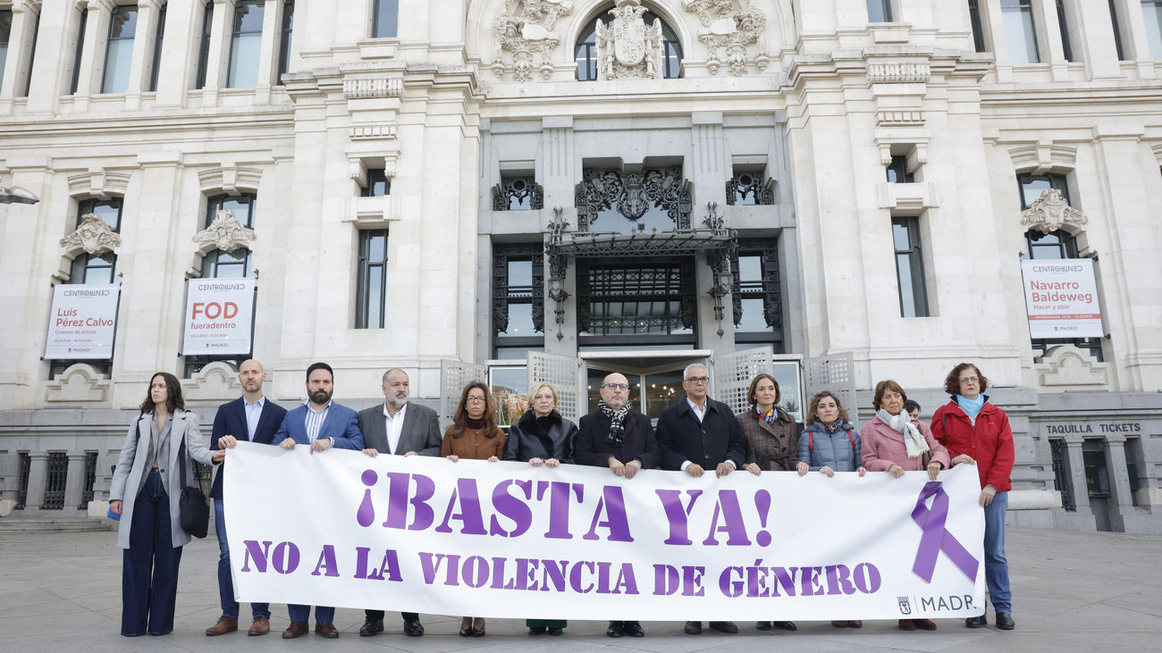 Minuto de silencio en Cibeles por la última víctima de violencia machista con la ausencia de Vox