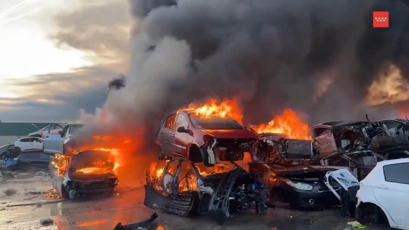 Un aparatoso incendio en un desguace de San Martín de la Vega calcina numerosos vehículos y amenaza otras naves
