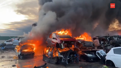 Un aparatoso incendio en un desguace de San Martín de la Vega calcina numerosos vehículos y amenaza otras naves