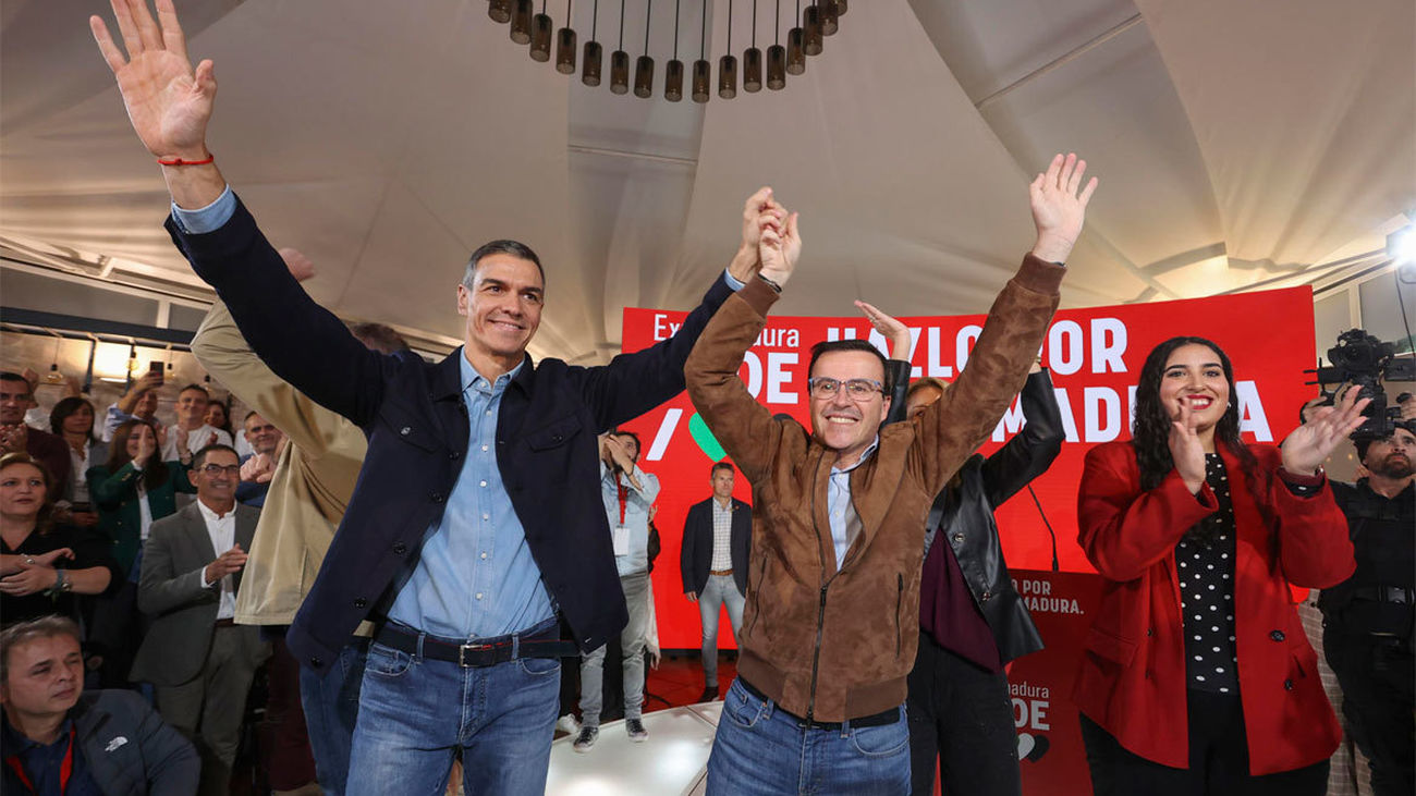 Sánchez elude la corrupción en su mitin en Mérida junto a Gallardo