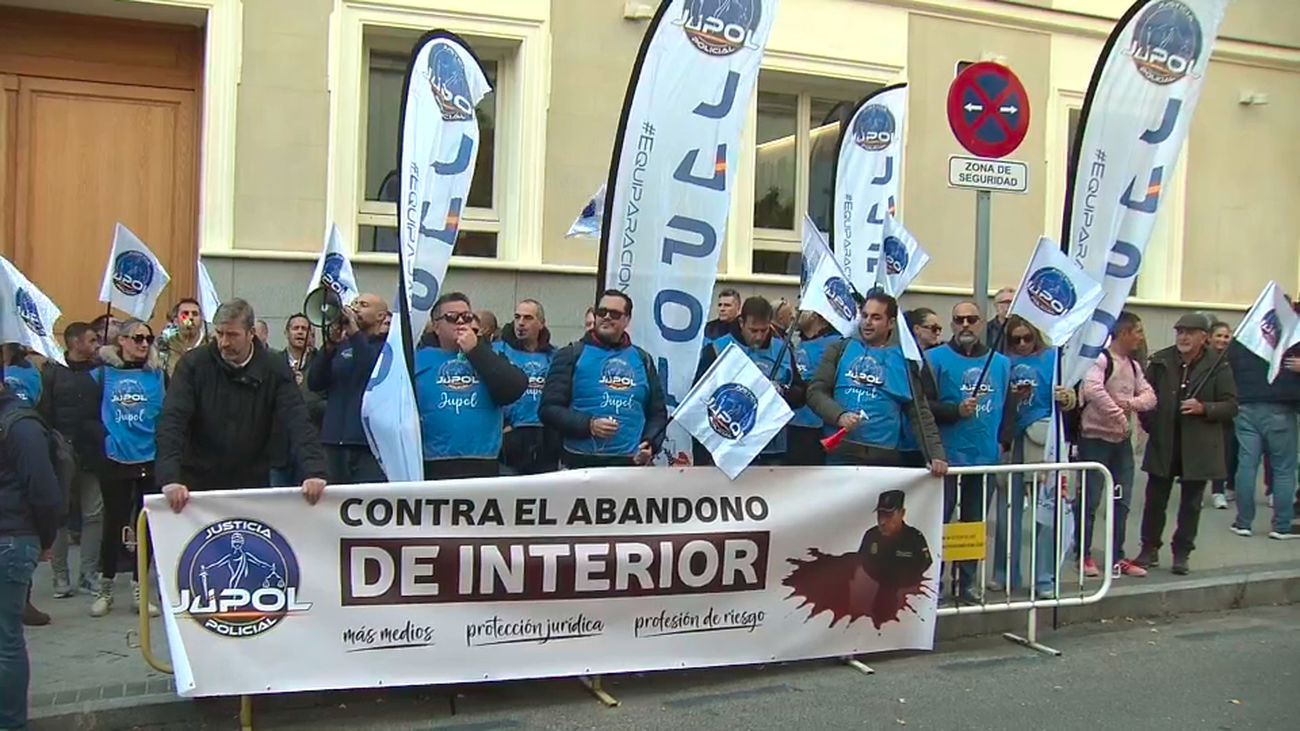 Policías y guardias civiles protestan ante Interior para denunciar su "indefensión" y exigen la dimisión de Marlaska