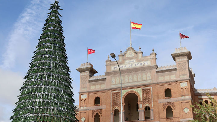Arbol de navidad instalado en Ventas / EUROPA PRESS