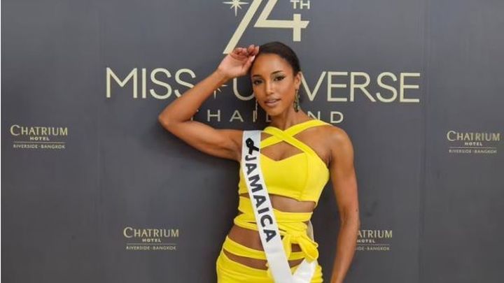 Miss Jamaica se cae del escenario y es retirada en camilla durante el certamen de Miss Universo