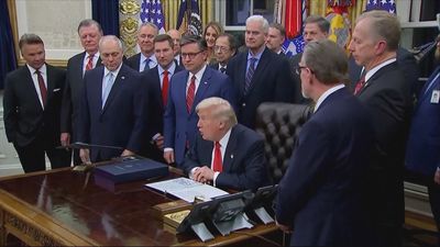 Trump firma la ley que aprueba la publicación de los archivos de Epstein