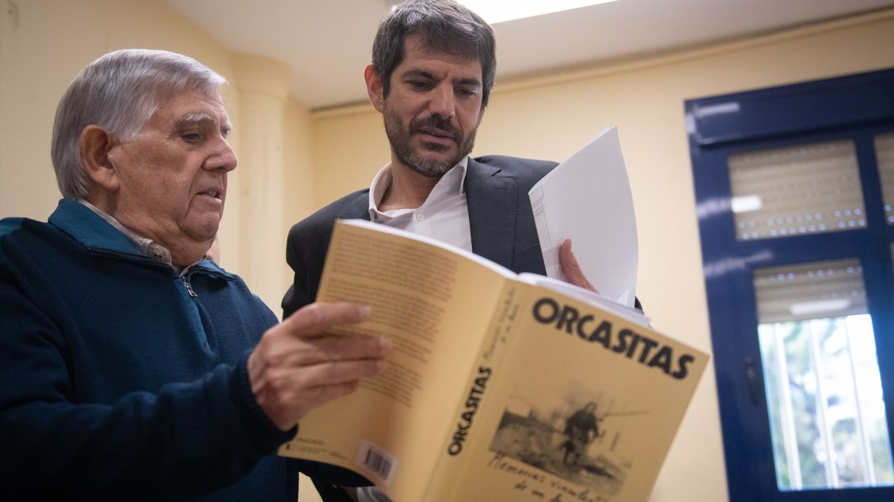 Ernest Urtasun y Félix López-Rey durante la visita a la Asociación Vecinal de Orcasitas