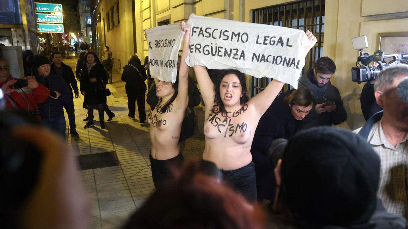 Dos activistas de Femen irrumpen a pecho descubierto en la entrada de la misa por Franco