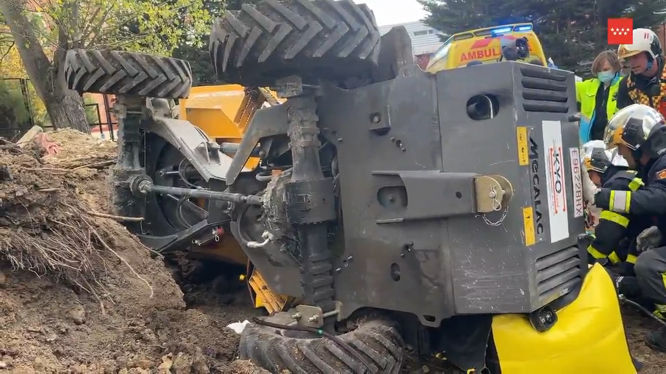 Un trabajador sufre múltiples fracturas y está gravemente herido tras quedar atrapado por un dumper en Leganés