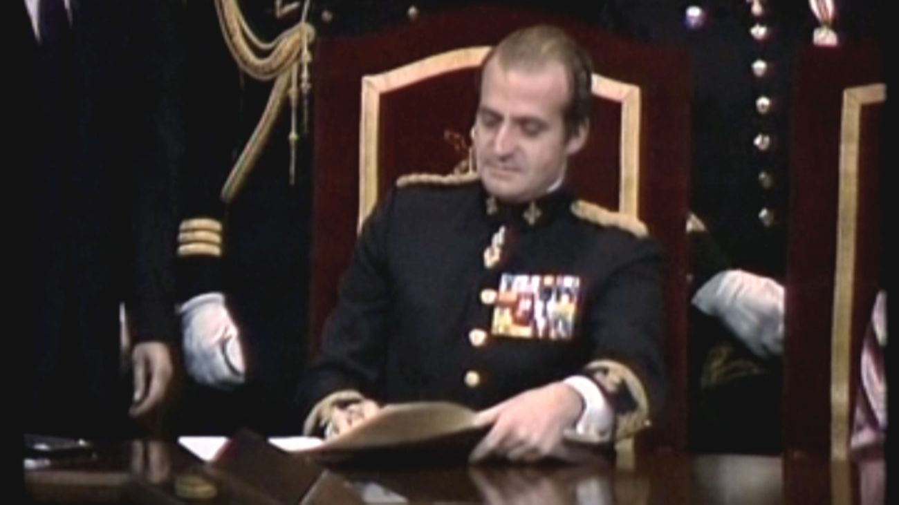 Así fue el difícil inicio de la Transición en España con Juan Carlos I como "motor del cambio"